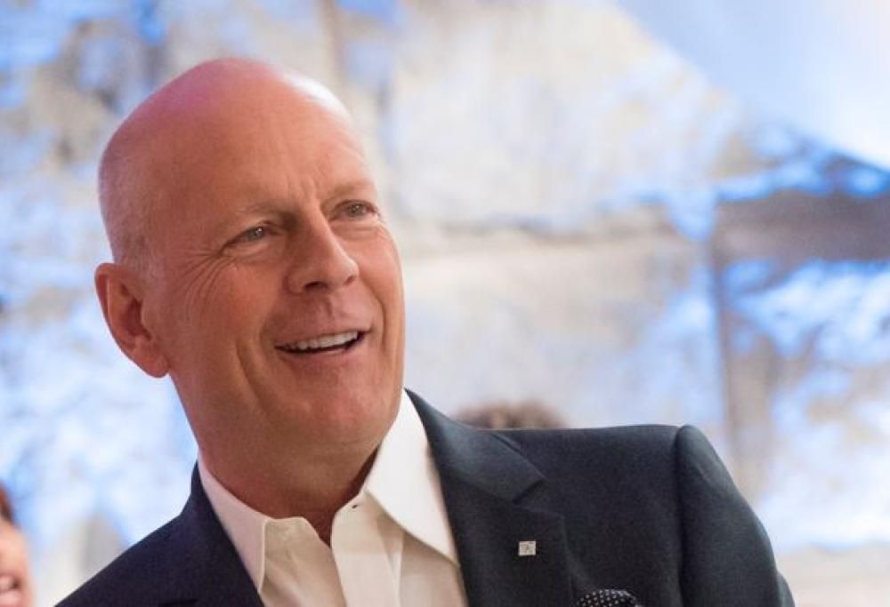 Bruce Willis riappare in pubblico dopo la diagnosi della sua malattia: le foto