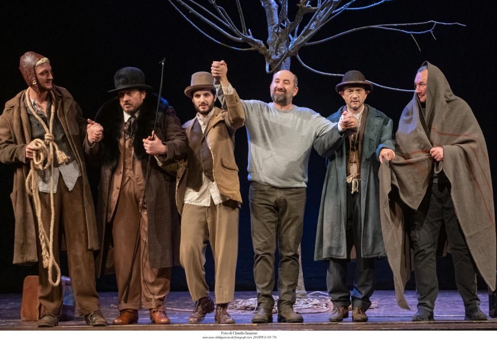 Andrea_Lattanzi_Giorgio_Montanini_Giacomo_Ferrara_Antonio_Albanese_Vinicio_Marchioni_Bogdan_Iordachiou_in_Grazie_Ragazzi_regia_di_Riccardo_Milani-189_Claudio_Iannone_copia-1672745596400jpg--