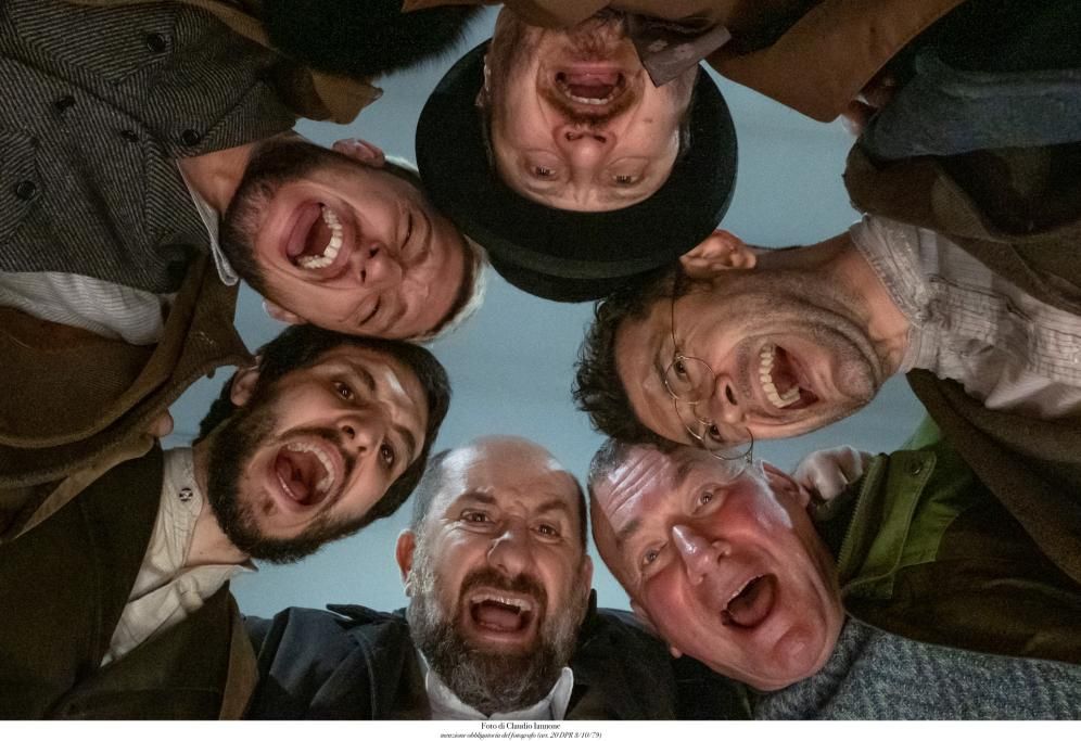 Antonio_Albanese_Bogdan_Iordachiou_Vinicio_Marchioni_Giorgio_Montanini_Andrea_Lattanzi_Giacomo_Ferrara_in_Grazie_Ragazzi_regia_di_Riccardo_Milani-392_Claudio_Iannone_copia-1672745590459jpg--