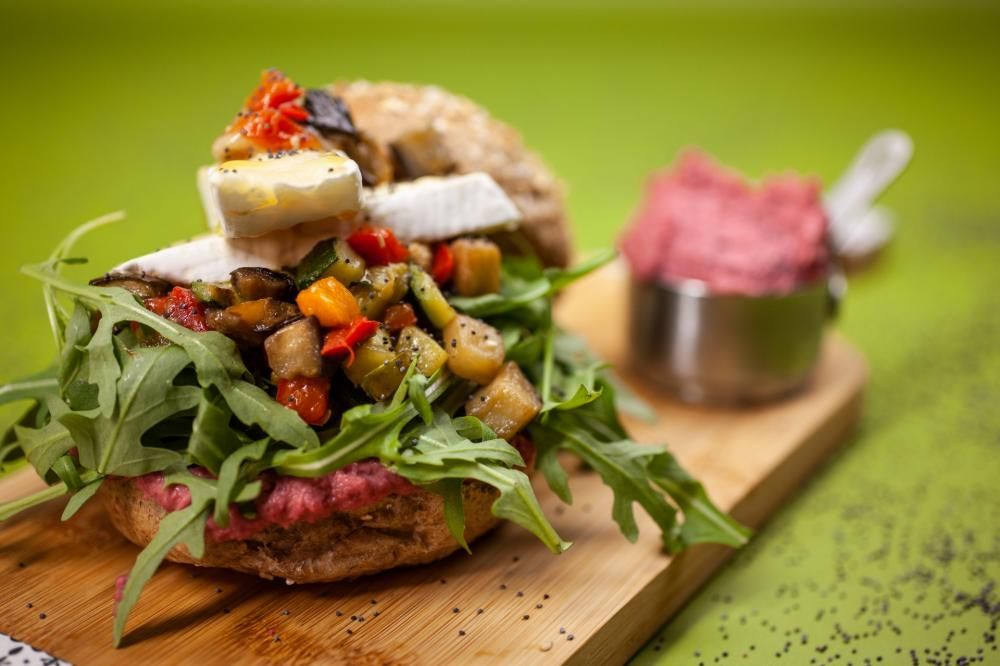 BURGER_VEG_CON_VERDURE_GRIGLIATE__BRIE_E_HUMMUS_DI_RAPA_VIOLA_IMG_6665_ok-1642753930308jpg--