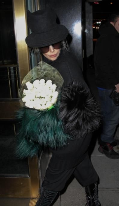 Buon-compleanno-Lady-Gaga-La-popstar-ha-ricevuto-uno-splendido-bouquetjpg--lady_gaga
