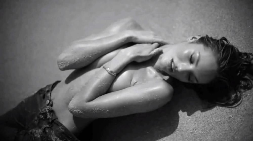 Candice-Swanepoel-2jpg--candice_swanepoel_sexy_video_per_rilanciare_il_suo_sito
