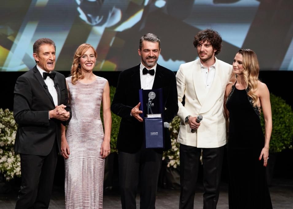 Career-Award-Luca-Argentero_onstagewith-his_wife-Cristina-Marino_on-right_and-actor-Pierpaolo-Spollon_Left-actress-Alice_Arcuri_SAV8637_MCFF-SChiappalone-1651479717953jpg--
