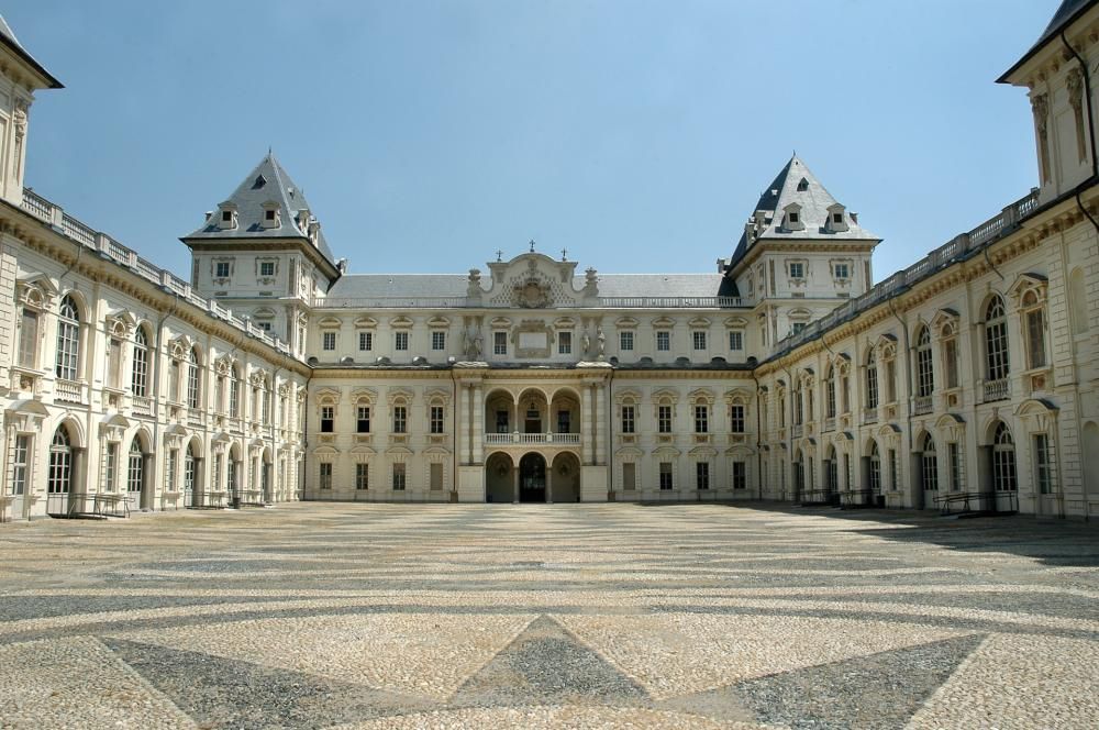 Castello_del_Valentino__Cortile__Archivio_VisitPiemonte-DMO-1595931401678JPG--