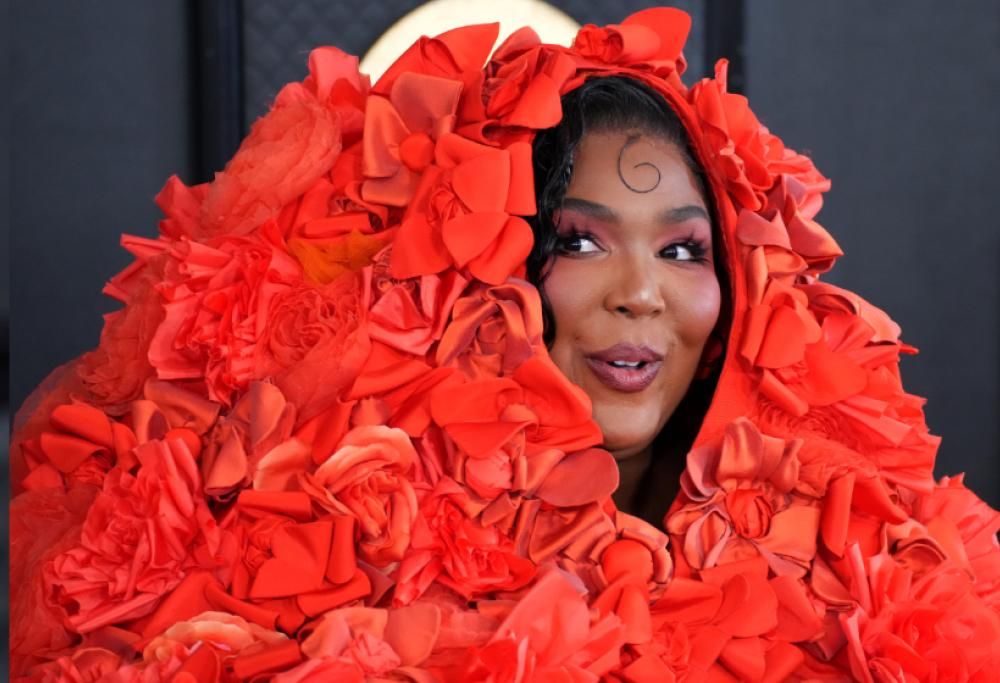 Anche Lizzo in posa con la Gioconda