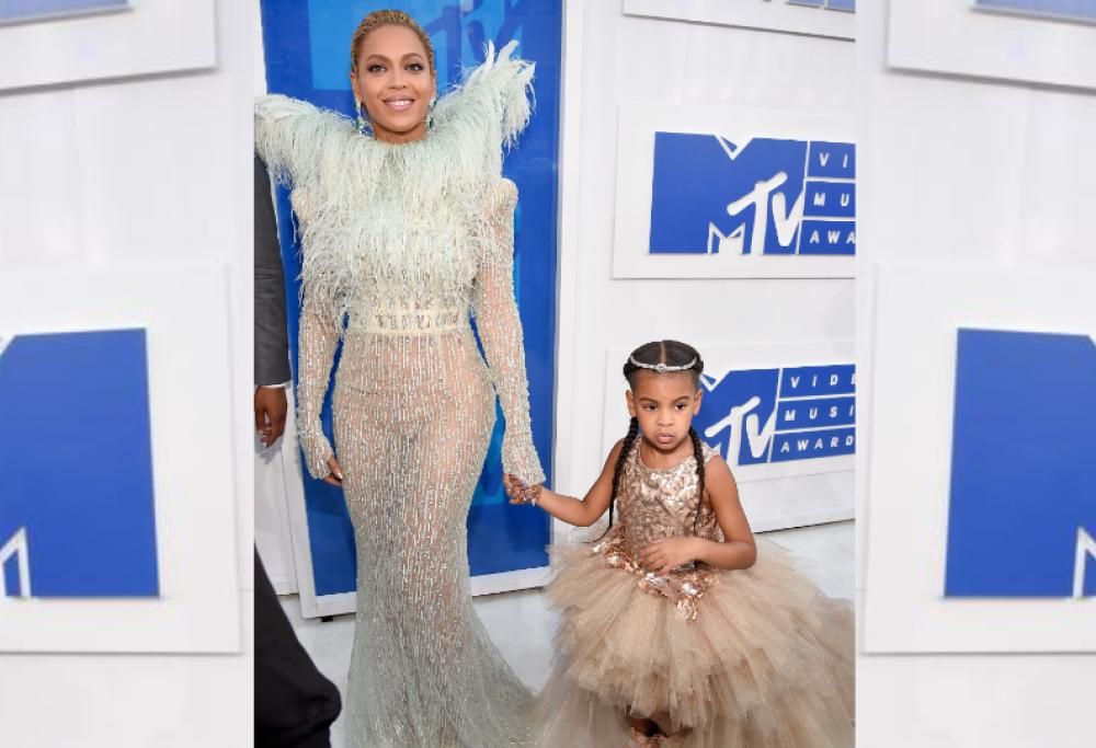 La figlia di Beyoncé offre 80.000 dollari per un paio d’orecchini. E ci si chiede quanto sia ricca la bambina