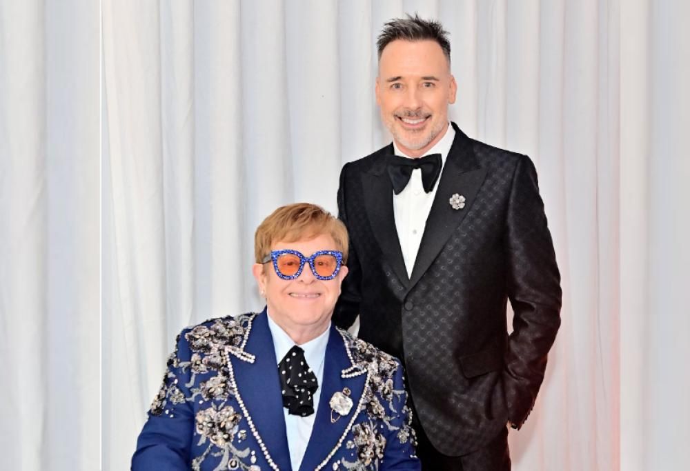 Elton John commosso per i festeggiamenti del suo compleanno: le foto