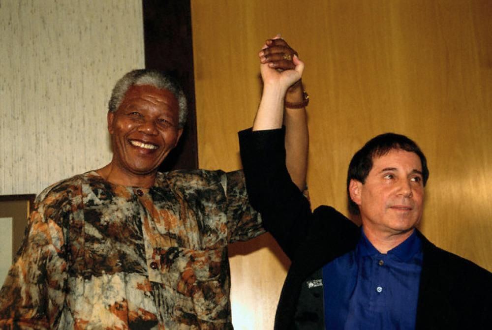 Corbis-AAKA002127-Nel-1992-con-Paul-Simonjpg--nelson_mandela