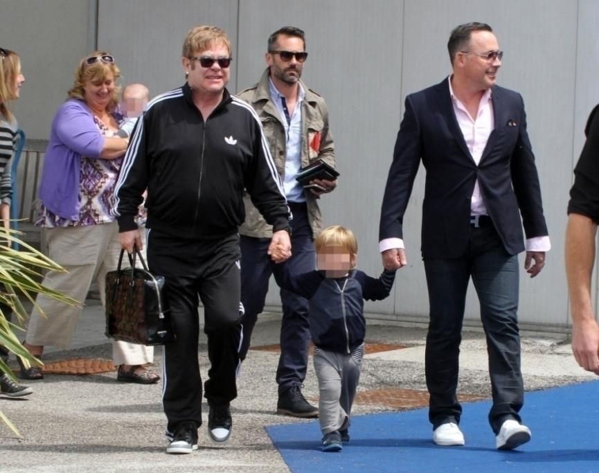 Elton-John-e-il-compagno-David-Furnish-allaerporto-di-Venezia-con-il-loro-piccolojpg--_