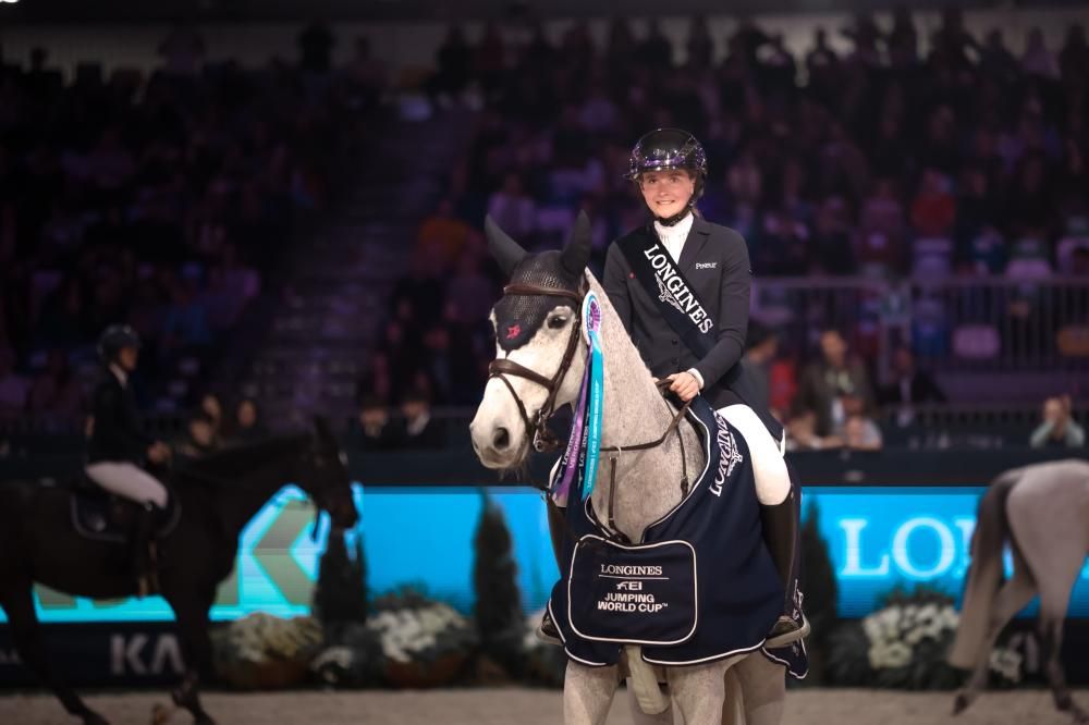 FIERACAVALLI_Sophie_Hinners_vincitrice_Longines_FEI_World_Cup_Verona_Premiazione-1731314098731jpg--