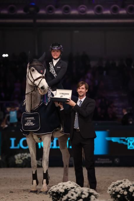 FIERACAVALLI_Sophie_Hinners_vincitrice_Longines_FEI_World_Cup_Verona_Premiazione_7-1731314120067jpg--