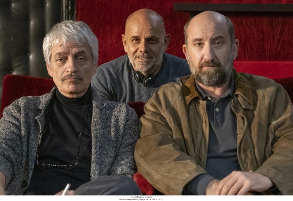 Fabrizio_Bentivoglio_Riccardo_Milani_Antonio_Albanese_sul_set_di_Grazie_Ragazzi_regia_di_Riccardo_Milani-90_Claudio_Iannone_copia-1672745579585jpg--