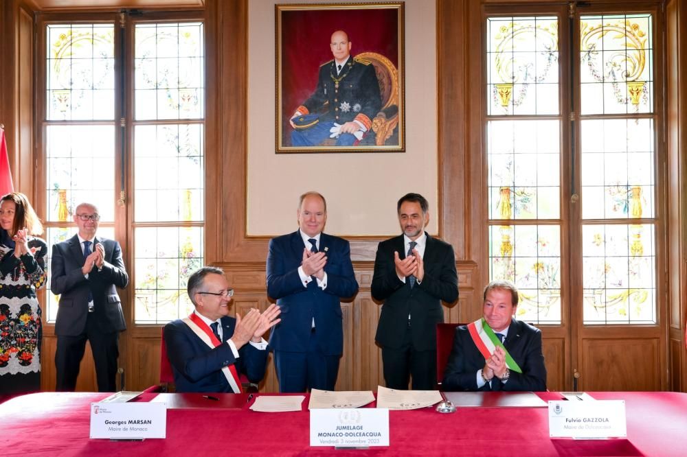 Firma_Gemellaggio_Monaco-Dolceacqua_Principe_Alberto-AmbGiulio_Alaimo_Sindaci_Georges_Marsan-Fulvio_Gazzola_Mika_AlesiPalais_princier-1699260928416jpg--