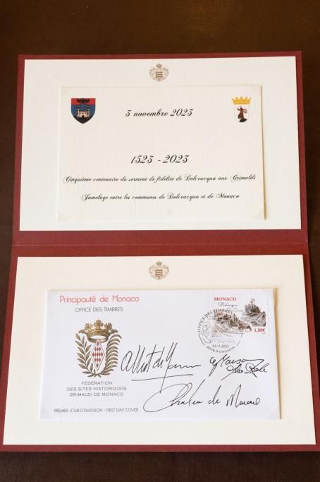 Firma_dei_Principi_sulla_busta_con_francobollo_commemorativo_DSC_3731_Eric_MathonPalais_princier-1699260927538jpg--
