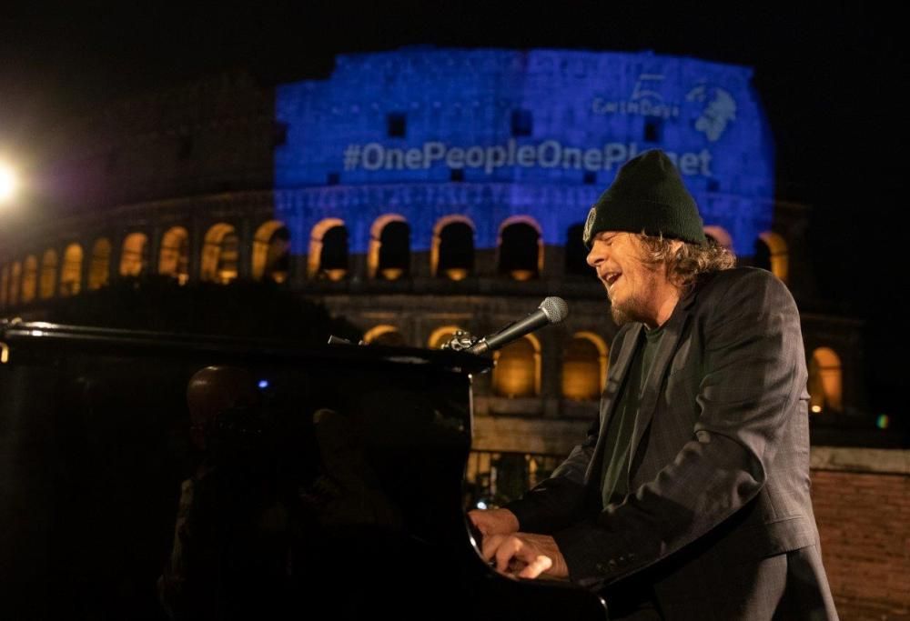 Zucchero esegue un  emozionante inedito al Colosseo: il video
