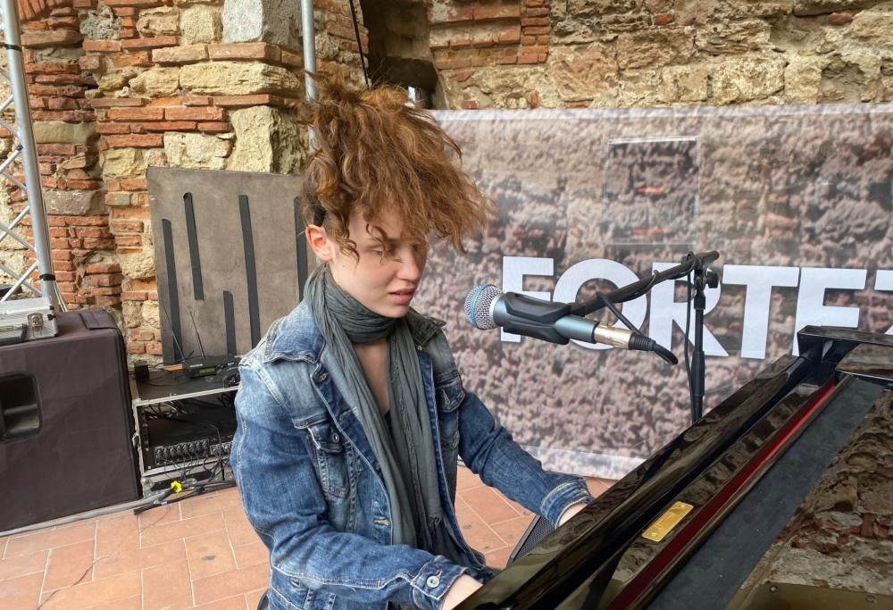 Frida Bollani e la mamma Petra Magoni cantano Bach in una grotta