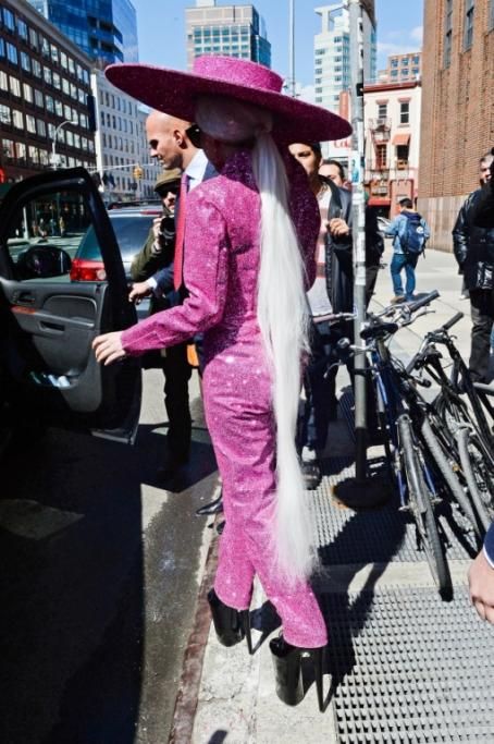 Gaga-nelleccentrico-total-pink-look-scelto-per-il-suo-recente-blitz-nel-quartiere-Tribecaa-New-York-3jpg--lady_gaga
