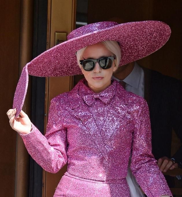 Gaga-nelleccentrico-total-pink-look-scelto-per-il-suo-recente-blitz-nel-quartiere-Tribecaa-New-York-1jpg--lady_gaga