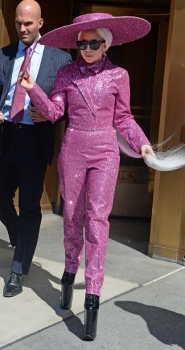Gaga-nelleccentrico-total-pink-look-scelto-per-il-suo-recente-blitz-nel-quartiere-Tribecaa-New-York-2jpg--lady_gaga