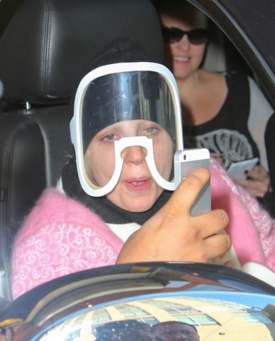 Gaga-a-lezione-di-yoga-in-un-curioso-cappotto-Gabibbo-style-4jpg--lady_gaga