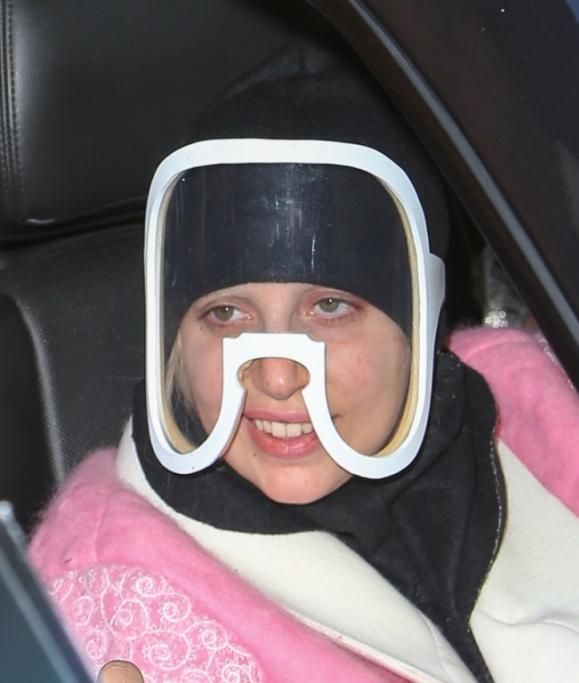 Gaga-a-lezione-di-yoga-in-un-curioso-cappotto-Gabibbo-style-5jpg--lady_gaga