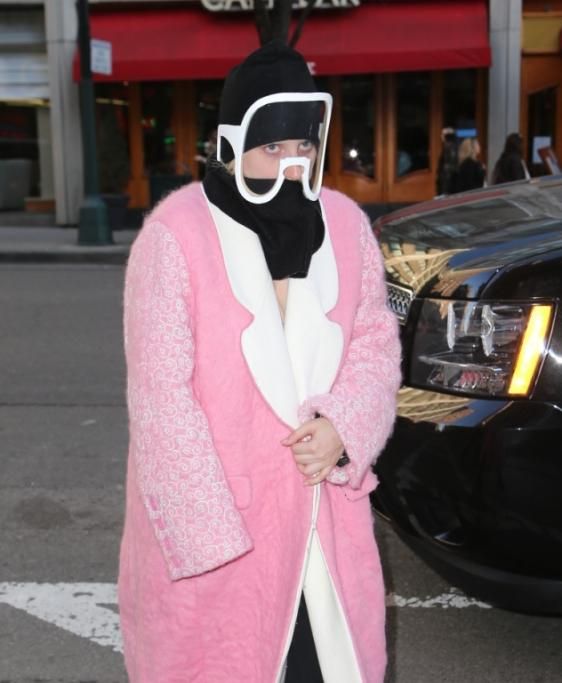 Gaga-a-lezione-di-yoga-in-un-curioso-cappotto-Gabibbo-style-1jpg--lady_gaga