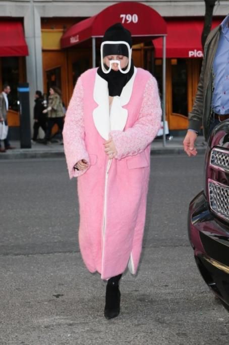 Gaga-a-lezione-di-yoga-in-un-curioso-cappotto-Gabibbo-style-2jpg--lady_gaga