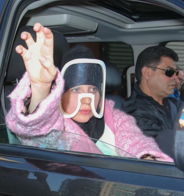Gaga-a-lezione-di-yoga-in-un-curioso-cappotto-Gabibbo-style-3jpg--lady_gaga