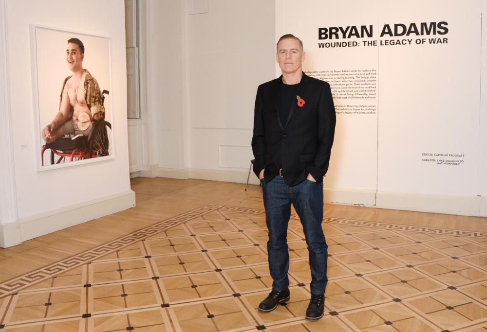 Bryan Adams firma il prestigioso calendario Pirelli