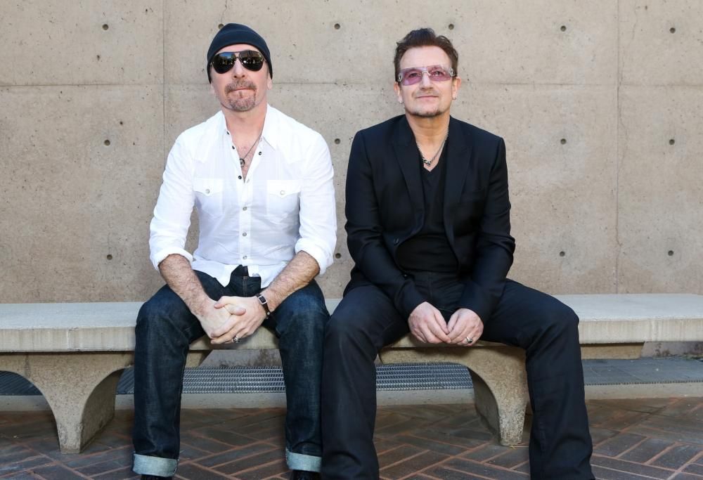 Bono in vacanza all’isola d’Elba tra la gioia dei passanti e la sua. Il video