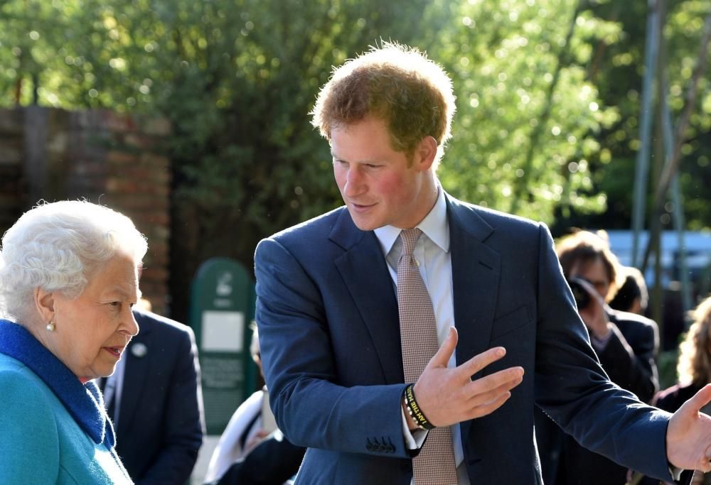 Harry abbandona la nonna Regina e vola da Meghan