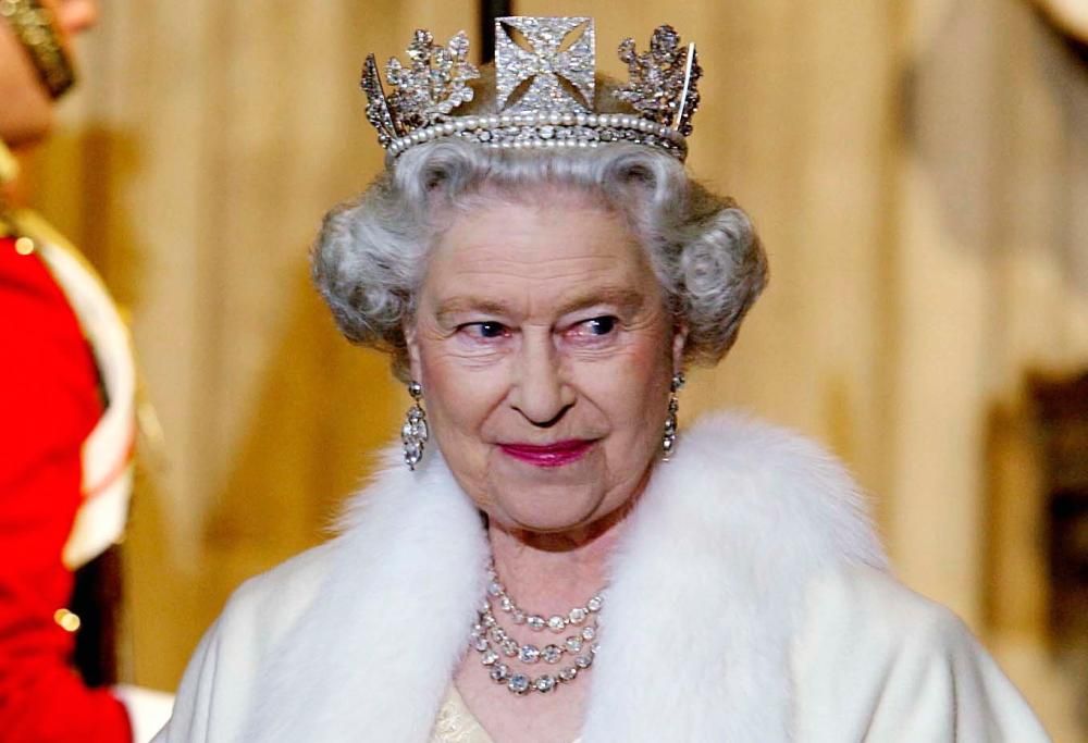 La Regina Elisabetta? Circondata da scrocconi