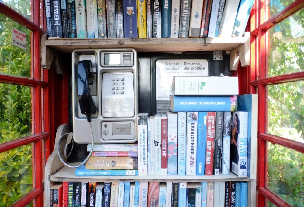 Se le cabine del telefono diventano micro-librerie