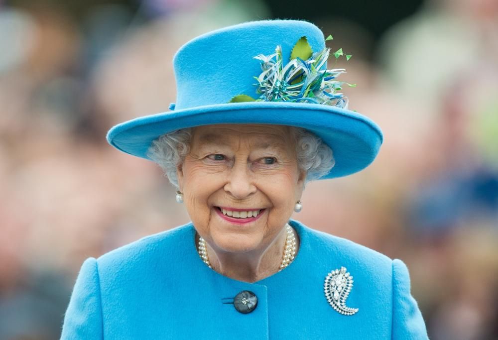 La Regina Elisabetta invita i sudditi a vaccinarsi. Mentre Harry definisce tossico l’ambiente di Buckingham Palace