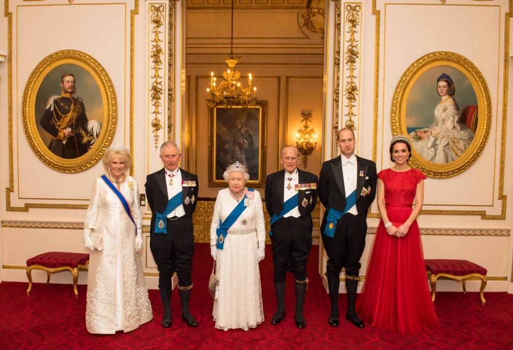 Tempesta a Buckingham Palace, tra le lacrime del Principe Carlo e la tensione tra William ed Harry