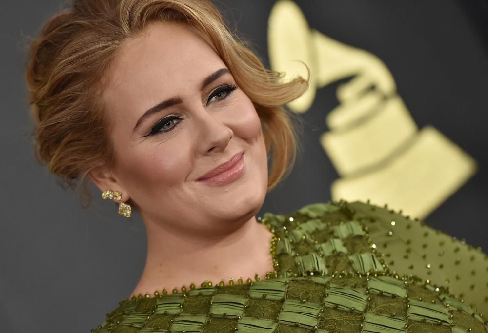 Adele canta a sorpresa al matrimonio della sua migliore amica!