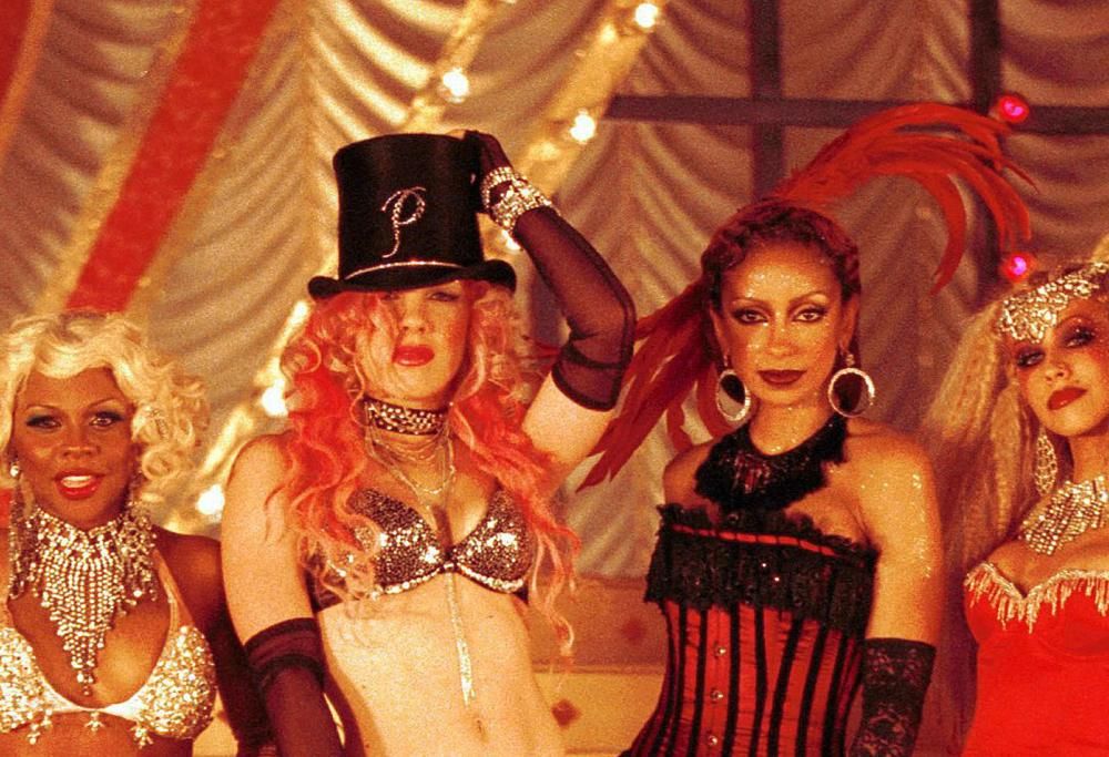 Lustrini, parrucche e gelosie: la vera storia di un classico della musica