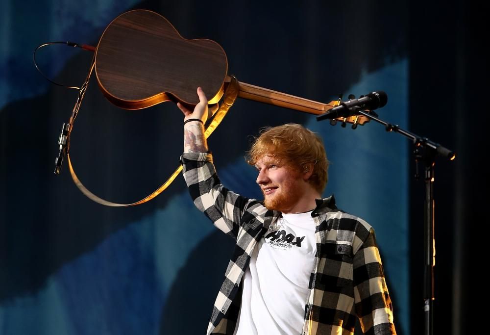 Ed Sheeran a sorpresa: canta una nuova canzone live davanti a 7000 persone!