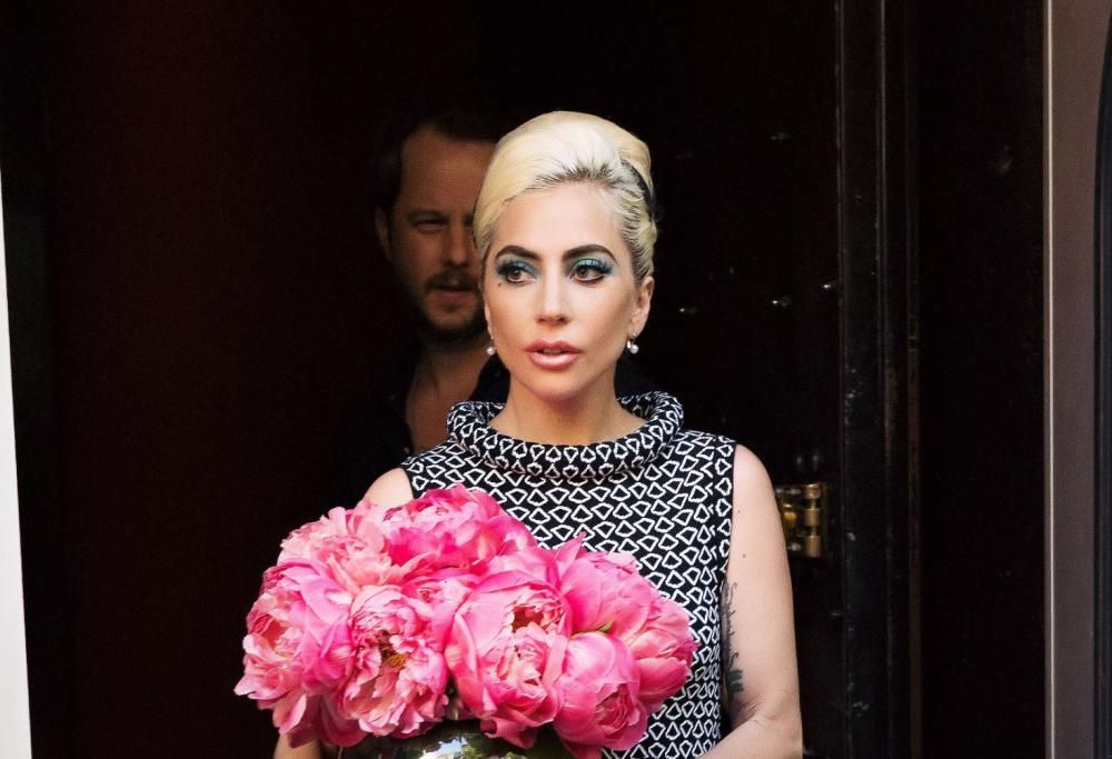 Lady Gaga sommersa di rose a Roma per il suo compleanno