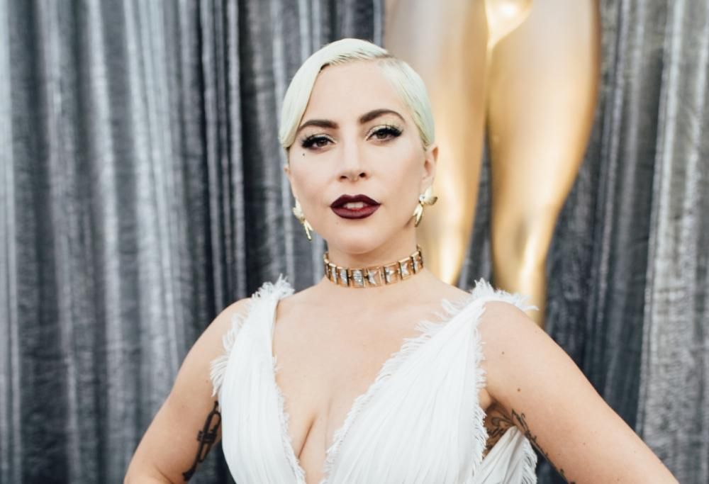 Lady Gaga col colbacco e le perle: le prime foto dal set blindatissimo in Val d’Aosta