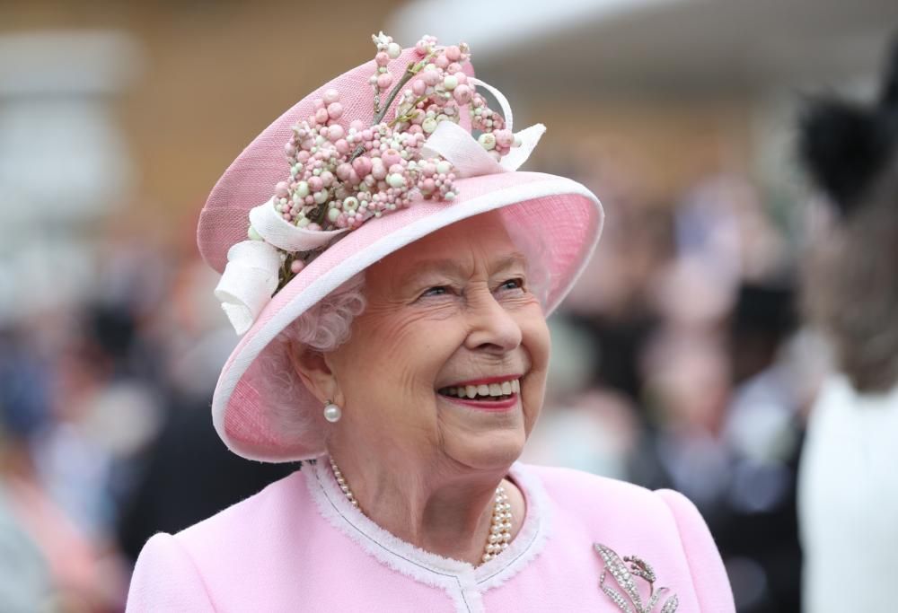 La Regina Elisabetta torna a sorridere