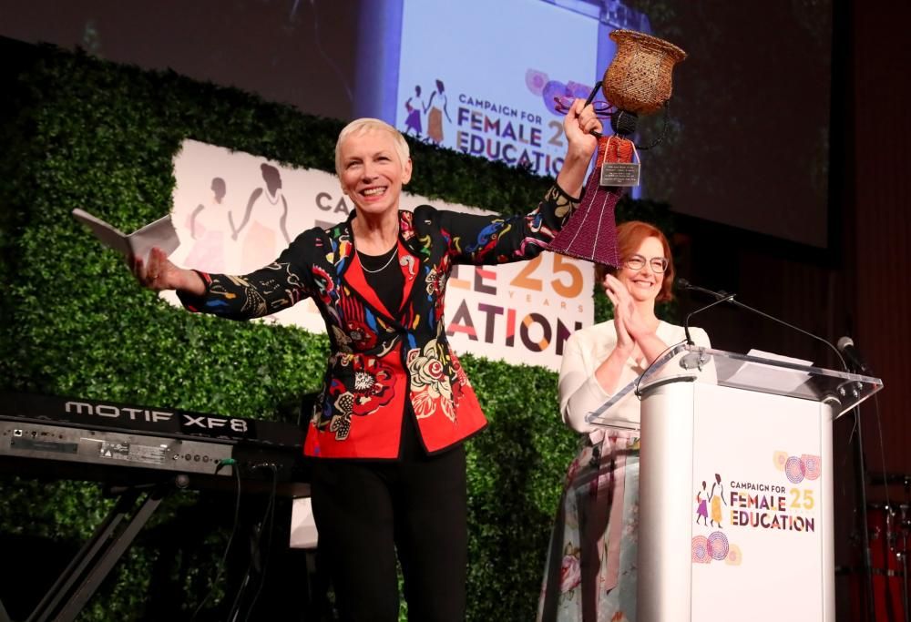 Annie Lennox promuove un’asta benefica a sostegno delle donne vittime di violenza