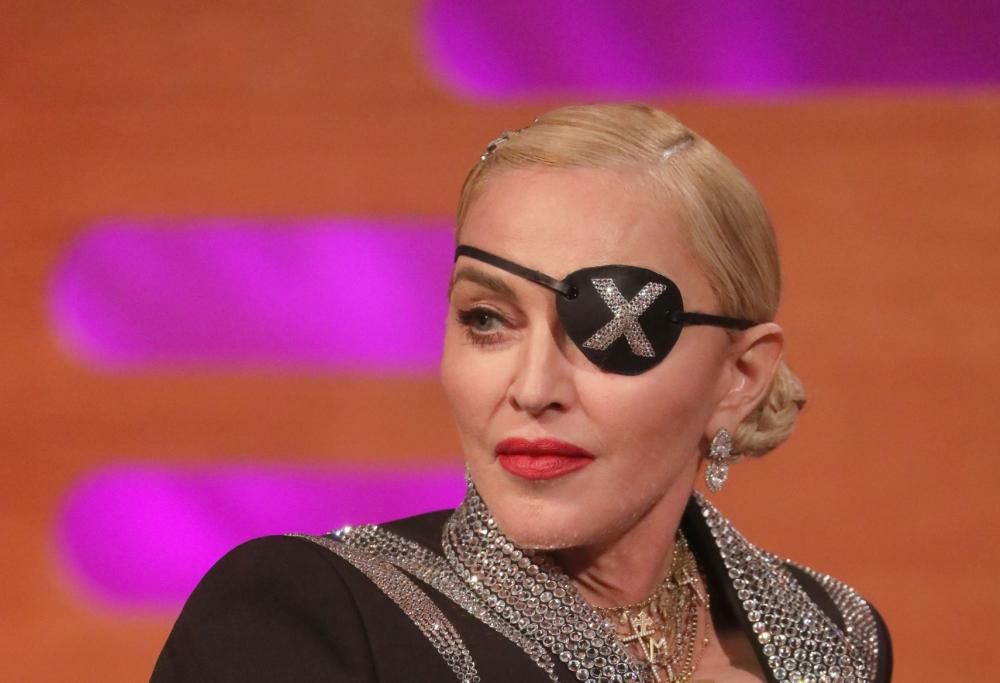 Madonna canta Like a Prayer in strada ad Harlem: il video