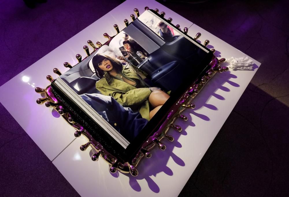 Rihanna sfida Instagram con la sua autobiografia