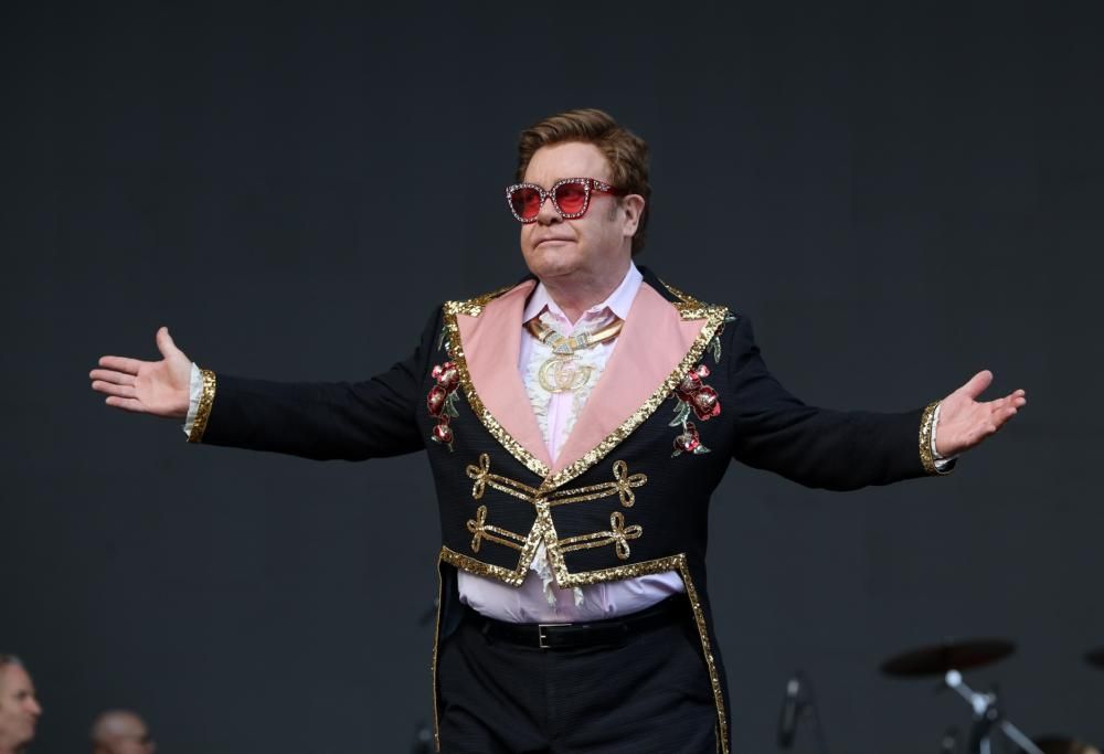 Tutta la grandezza di Elton John: costretto a interrompere lo show, si scusa in lacrime col pubblico