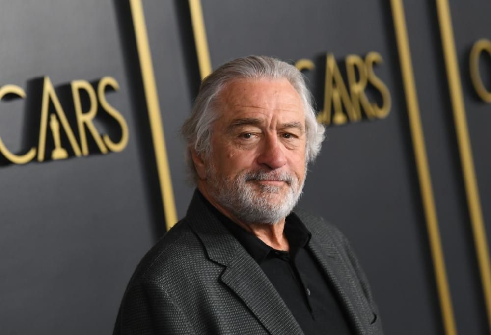 Robert De Niro in vacanza a Napoli: l’omaggio a Maradona
