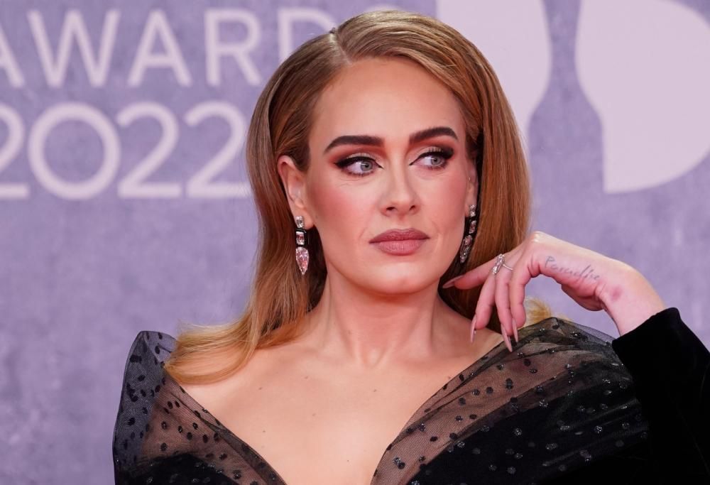 Adele tra grandi licenziamenti e tanta voglia di maternità