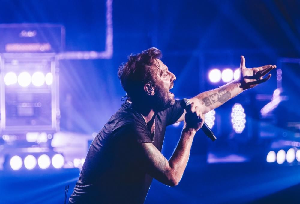 Cesare Cremonini sorprende con i suoi meravigliosi delfini volanti: il video