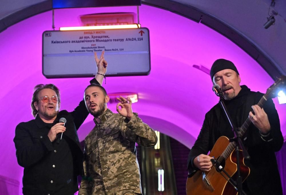 Gli U2 suonano a  sorpresa nella metropolitana di Kiev: il video