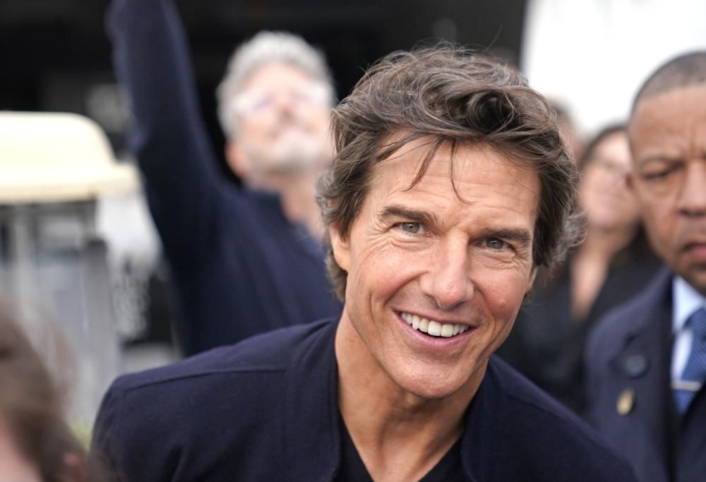 Tom Cruise va sul set di Star Wars. E gira una scena di battaglia con la spada laser
